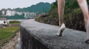 女生路过吸引一群男生