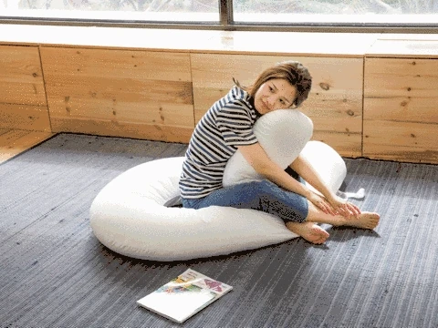 女生夹腿夹被子动作